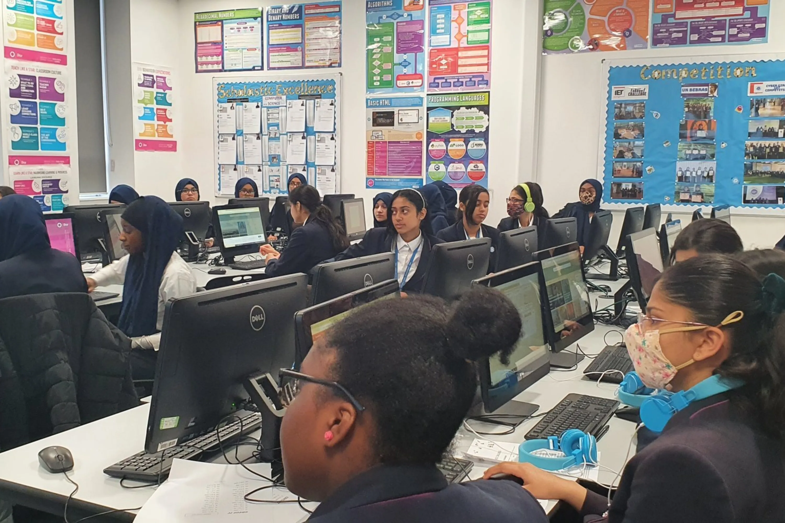 A class of year 9 girls in the computing room