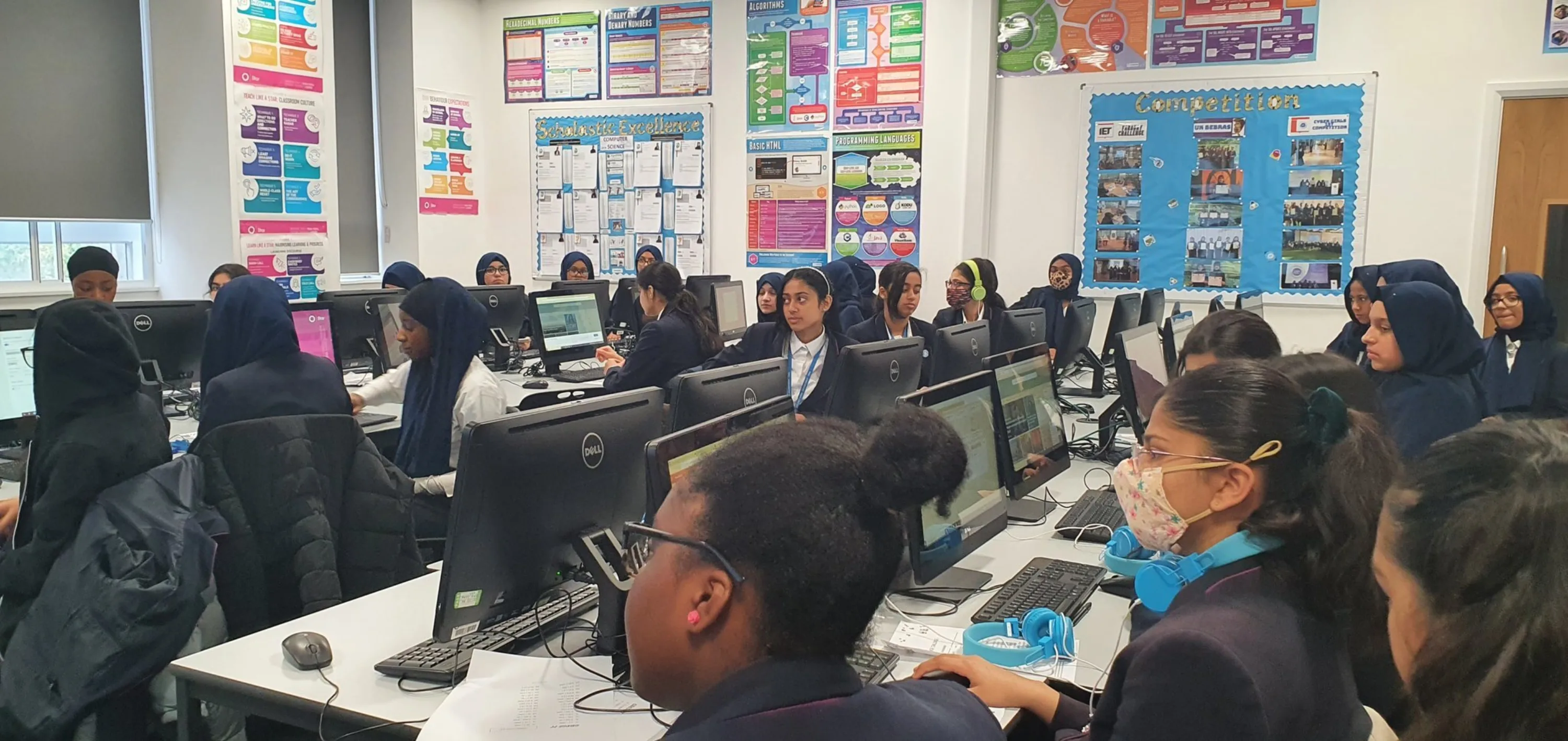 A class of year 9 girls in the computing room